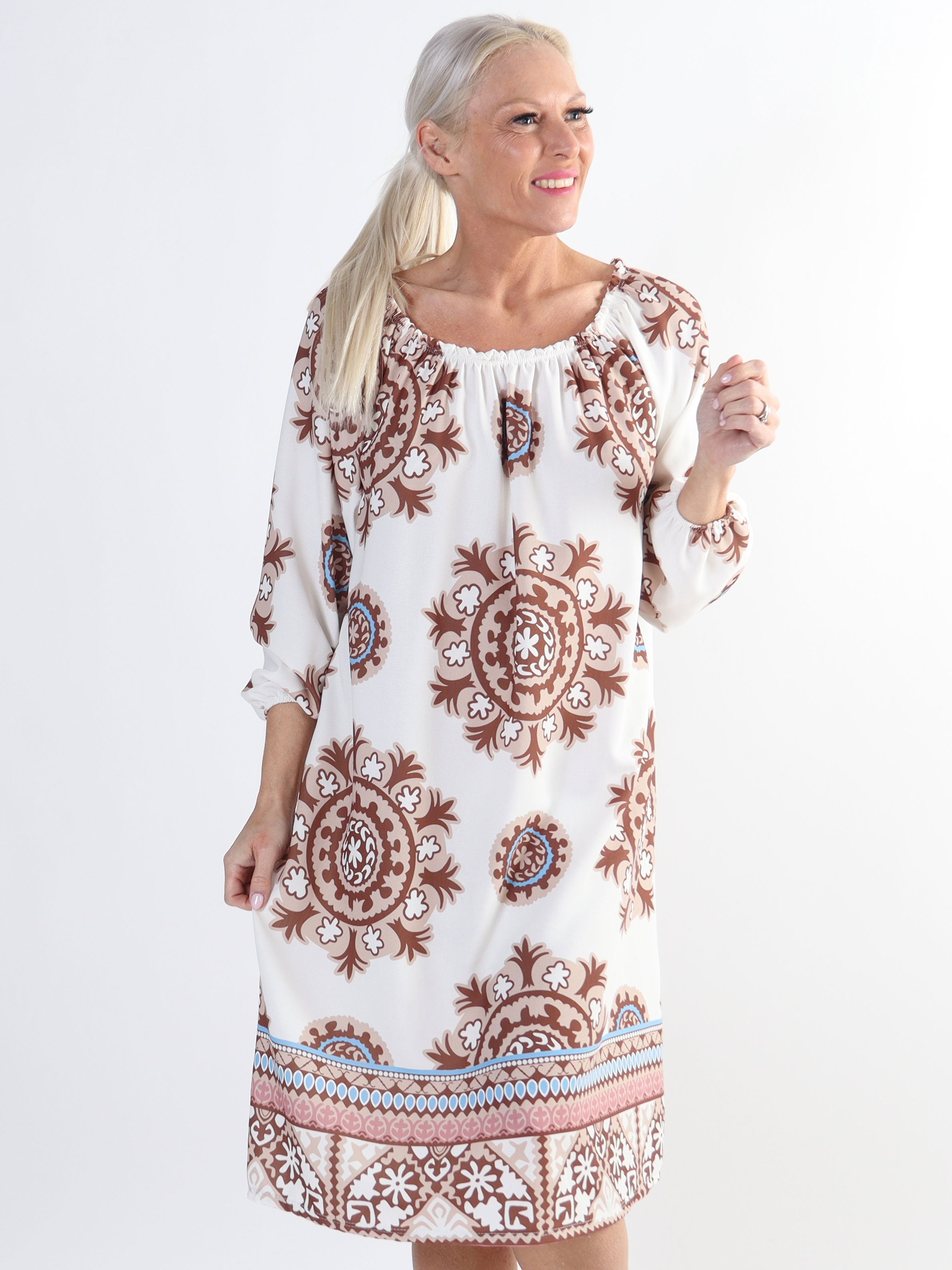 Paulina - Plus size langærmet kjole med elastik i udskæringen